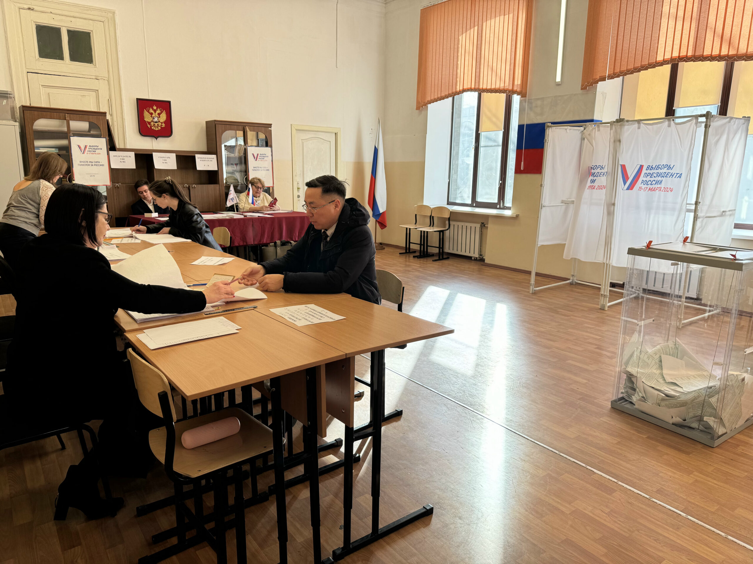 Постпред Якутии по ДФО проголосовал на выборах президента РФ