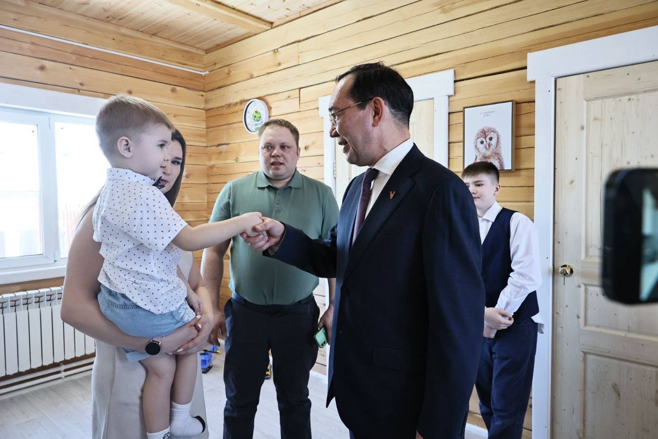 Айсен Николаев поздравил семью из микрорайона Марха с подключением дома к газу