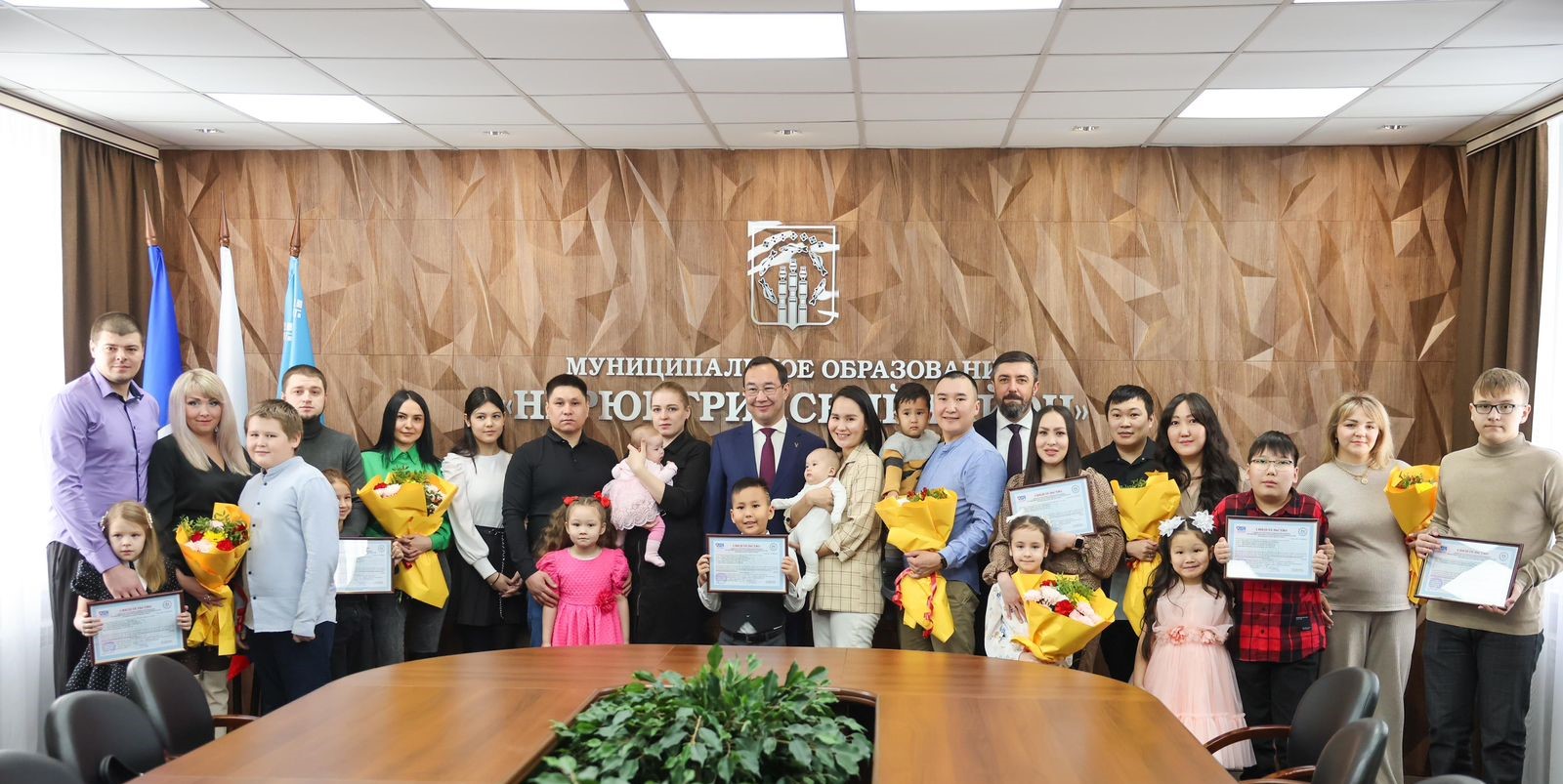 Глава Якутии вручил жилищные сертификаты молодым семьям из Нерюнгри