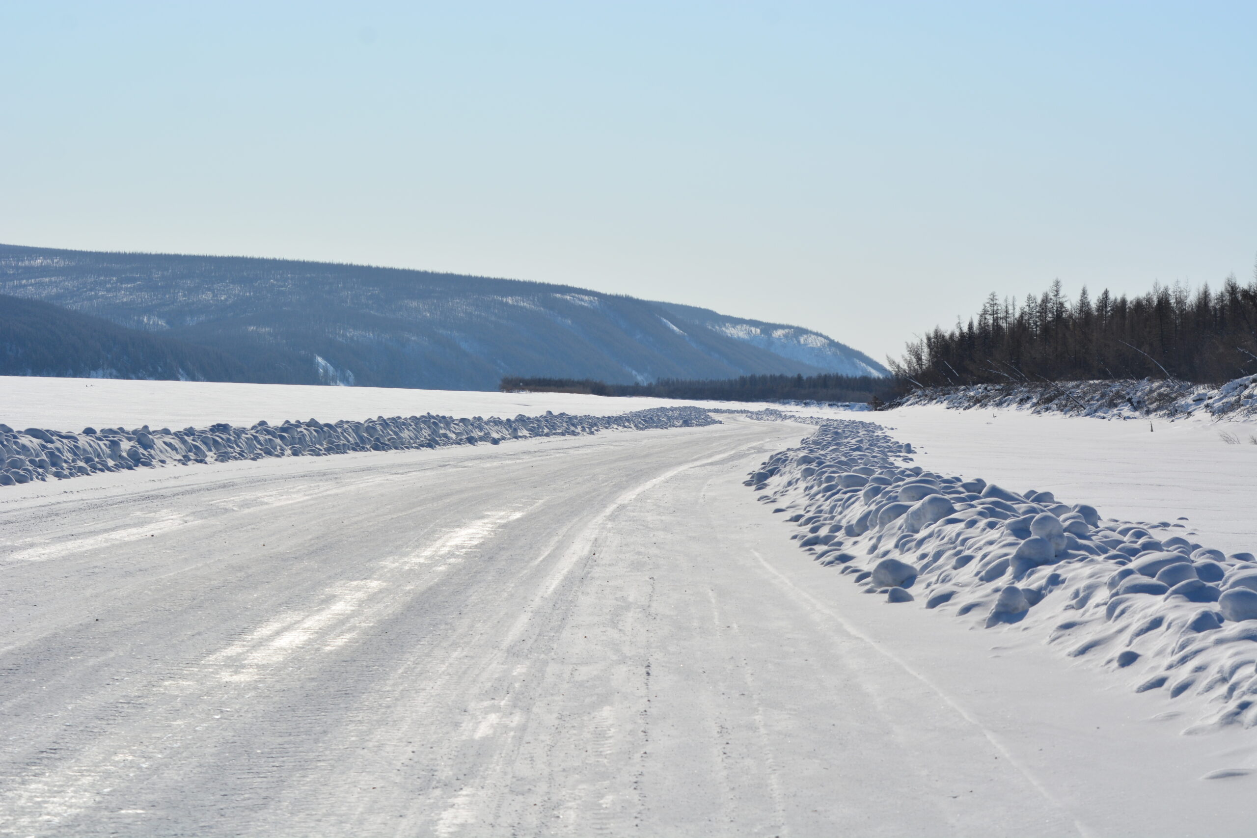 Проезд по зимнику автодороги «Кобяй» закрыли в Якутии