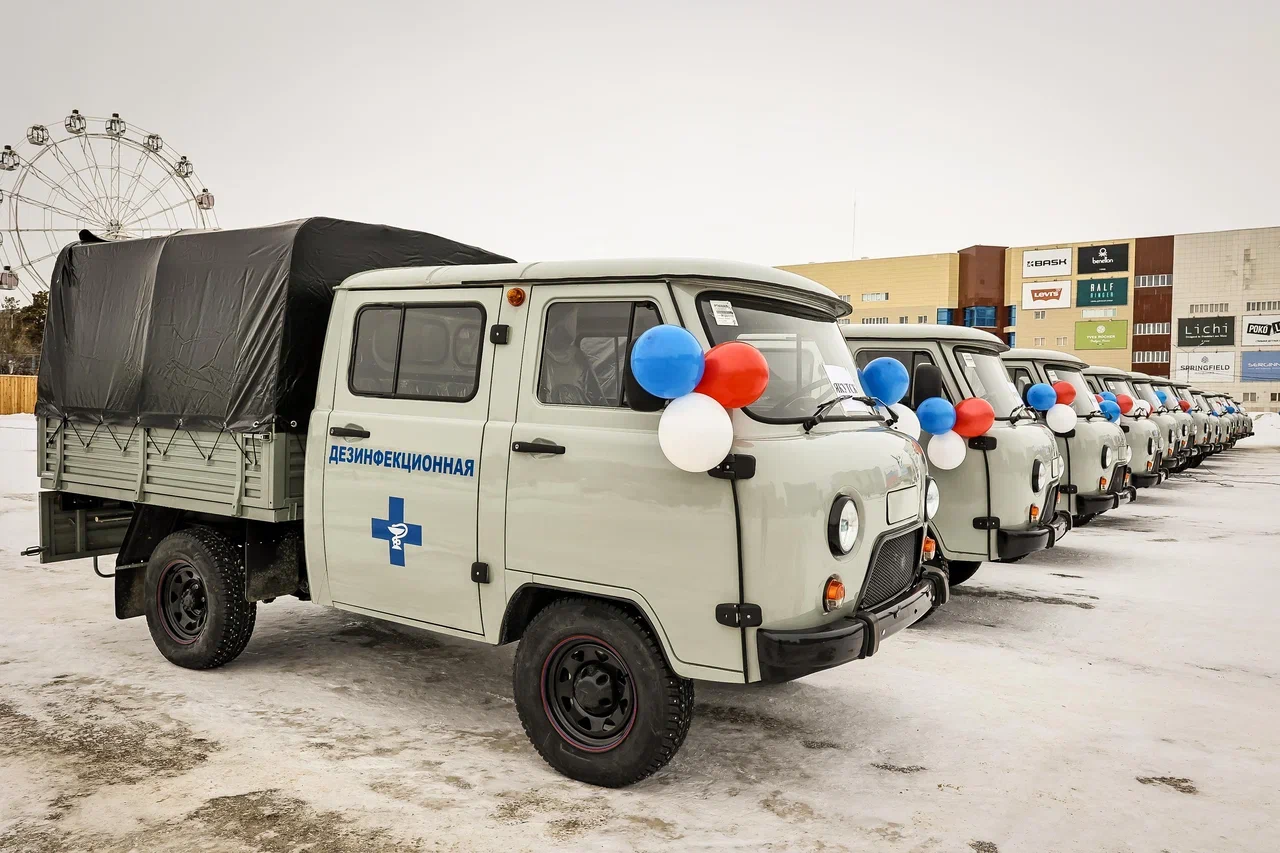 Районным управлениям ветеринарии Якутии вручили ключи от новых спецавтомашин