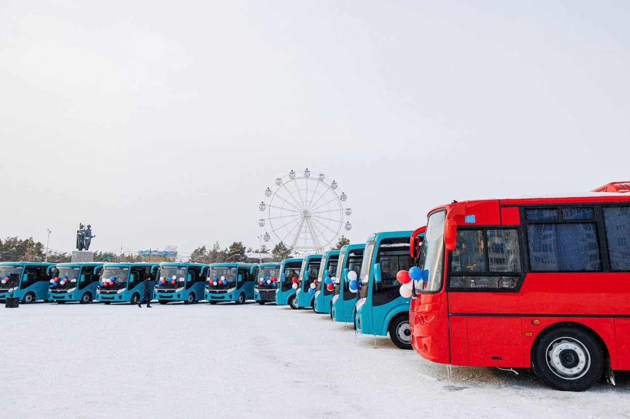 Ключи от новых автобусов вручили главам районов Якутии
