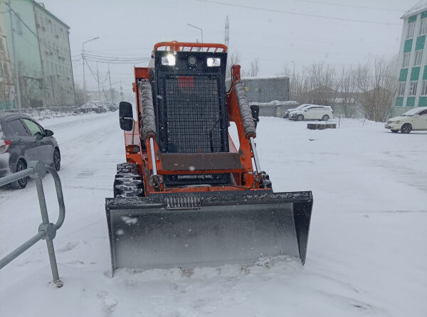 Уборку снега усилили в округах и пригороде Якутска