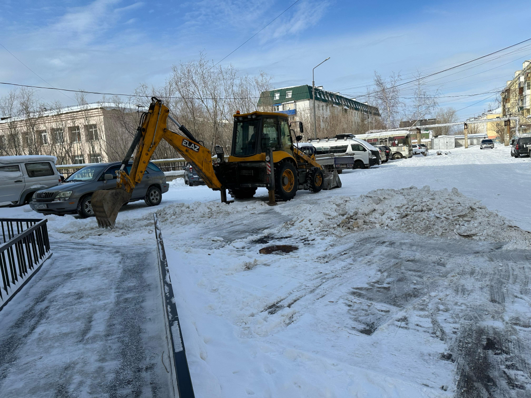 Уборку снега проводят в усиленном режиме в Якутске