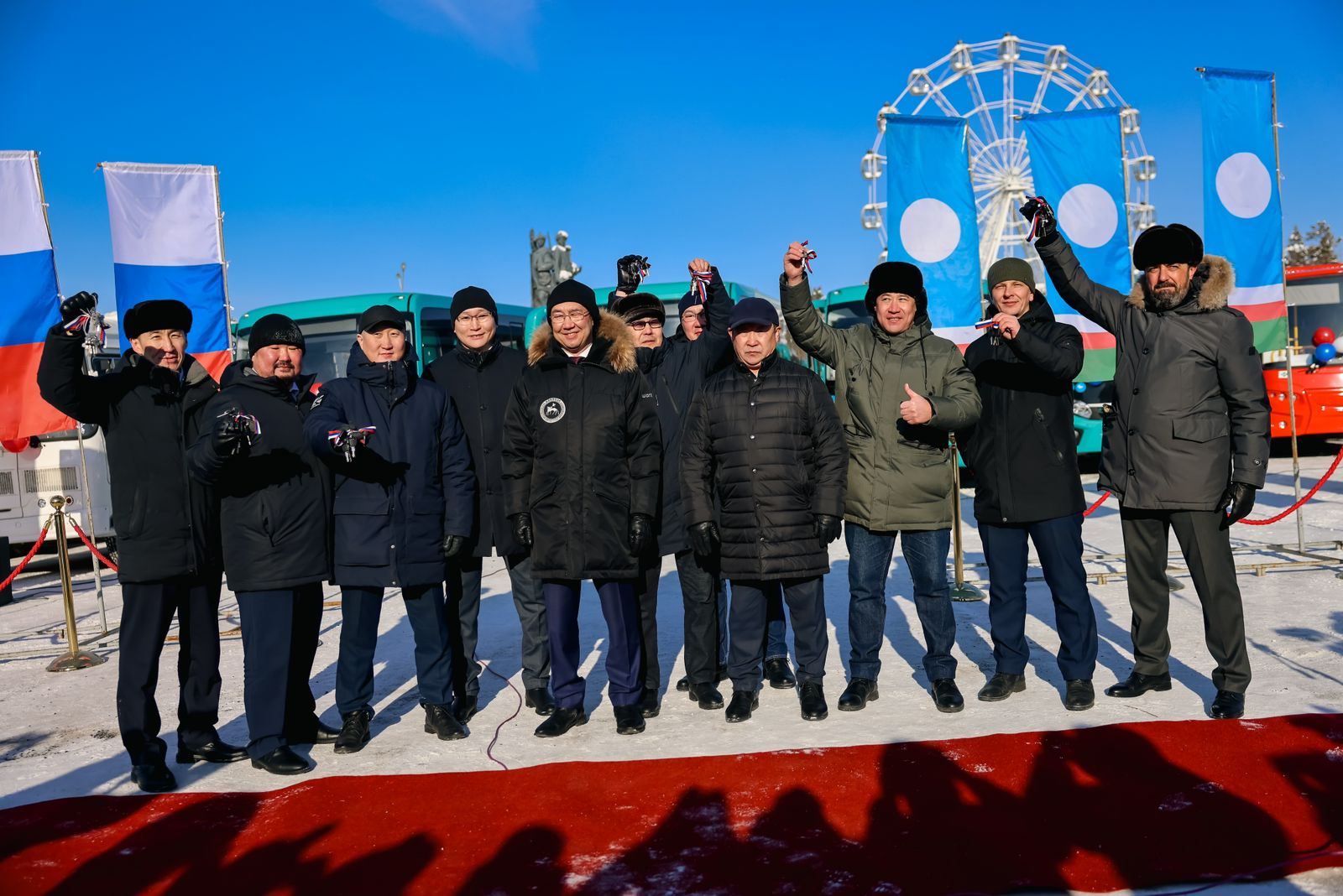 Главы районов Якутии получили ключи от новых автобусов