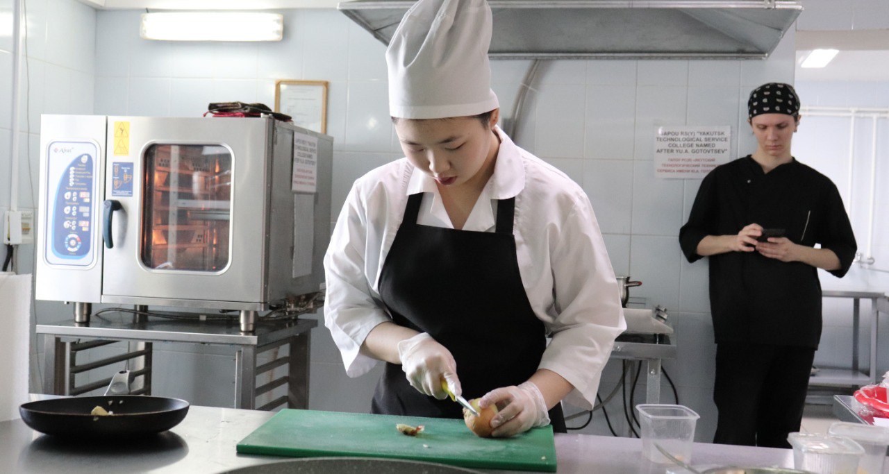 Юные повара соревнуются в мастерстве на чемпионате «Профессионалы» в Якутии