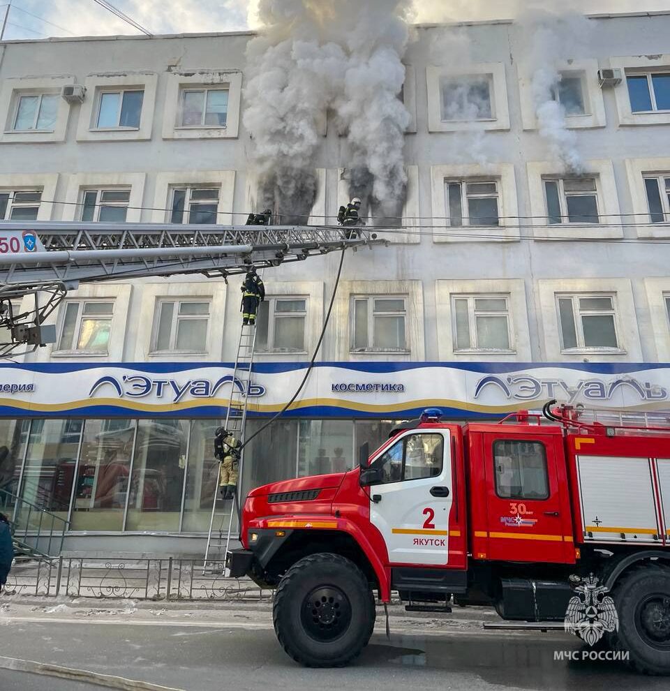 Пожар ликвидировали в «Доме торговли» Якутска