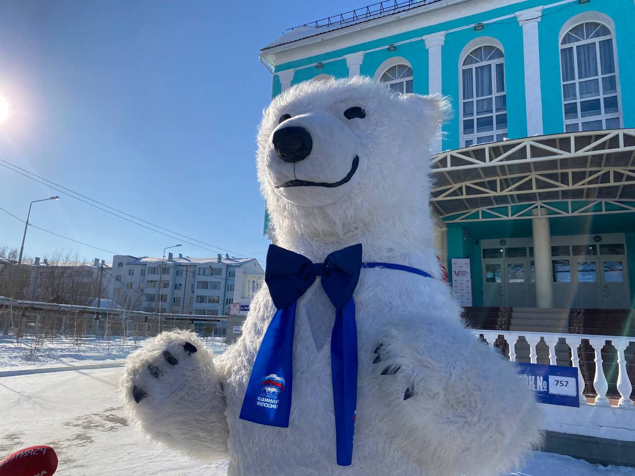 Выборы президента РФ: На голосование якутяне приходят семьями, с питомцами и даже в костюме медведя