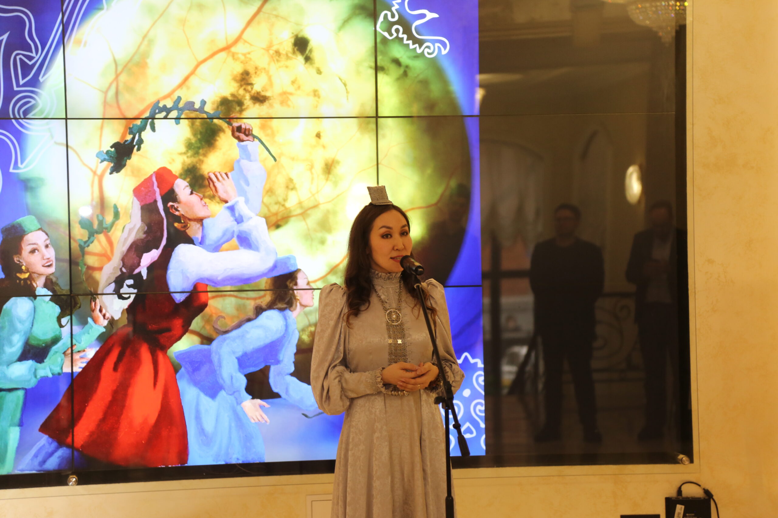Выставка якутской художницы «Многоликая Россия» открылась в общественной палате РФ