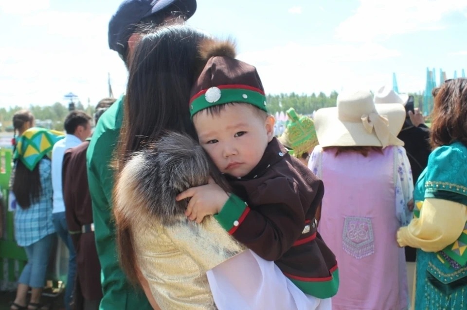 Глава Якутии поздравил жителей региона с Днем сына