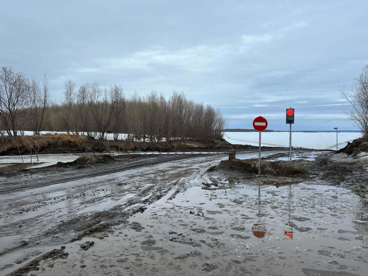 Пять ледовых переправ закрыли в Якутии