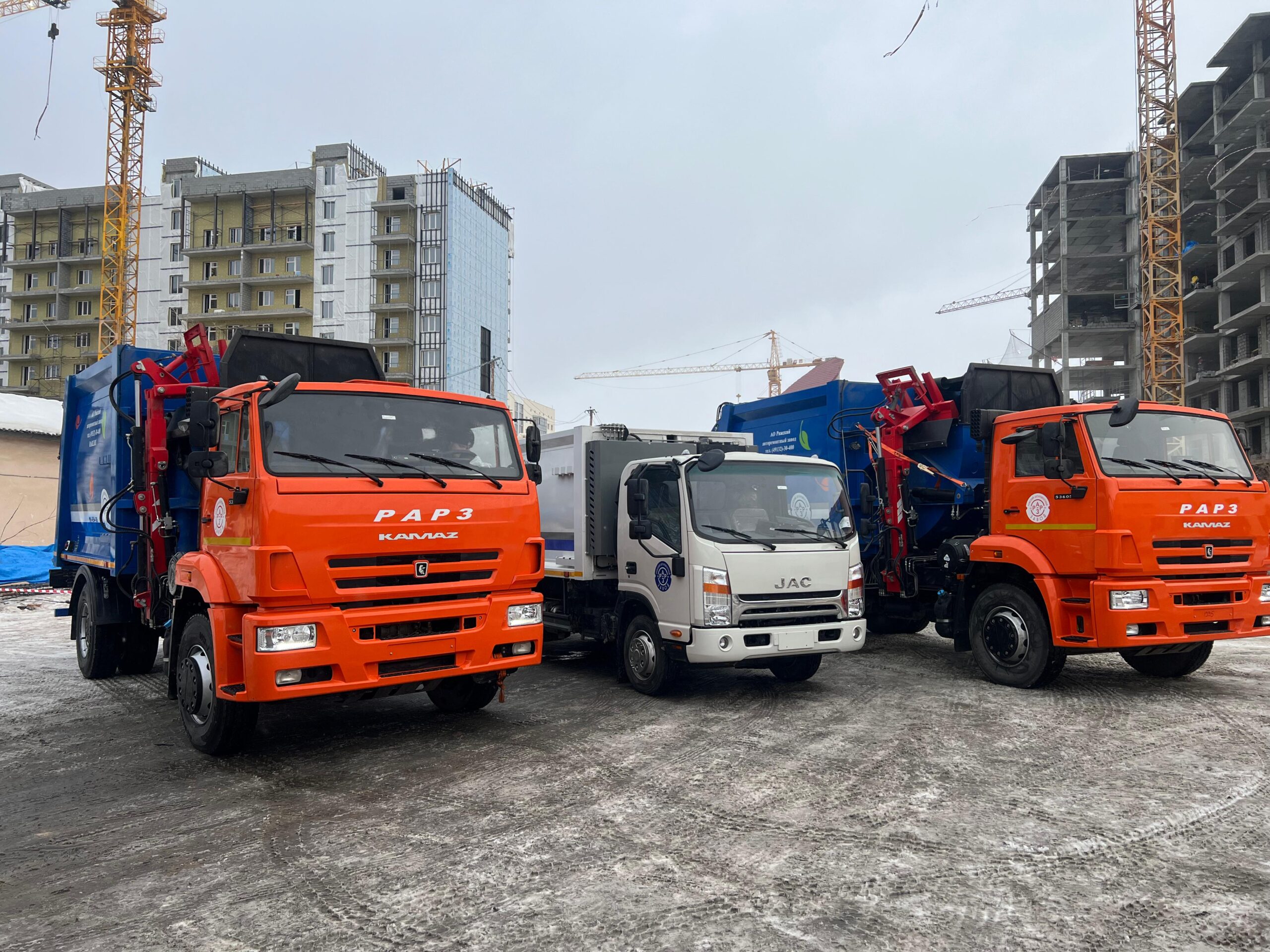 «Якутскэкосети» приобрело три новых мусоровоза