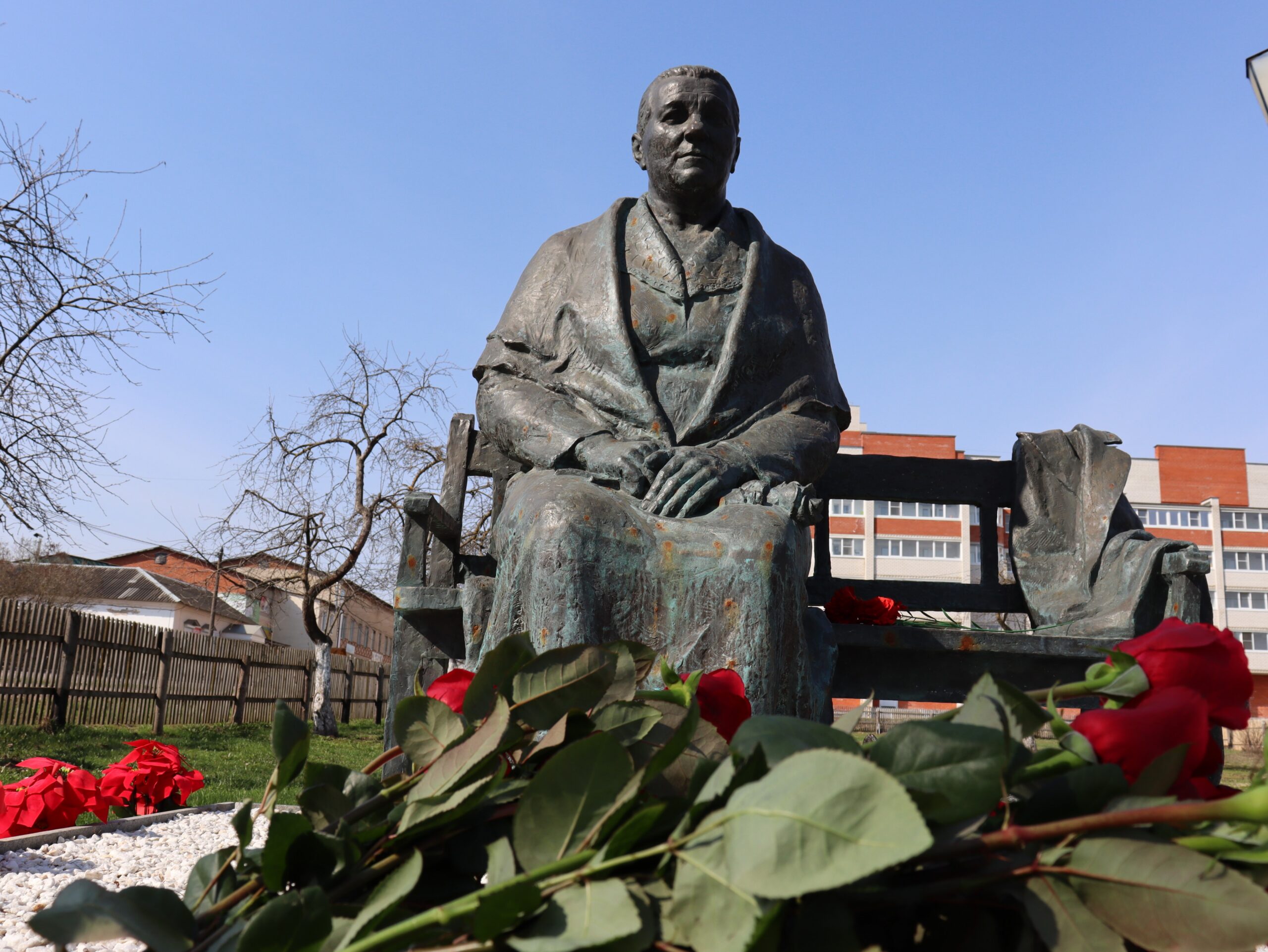 Более 20 лет памятник, установленный благодаря Михаилу Николаеву, встречает гостей музея Гагарина