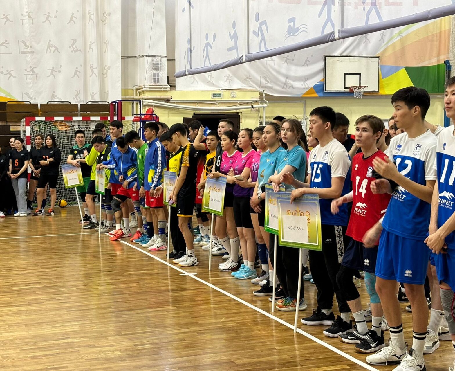 Соревнования по волейболу среди клубных команд стартовали в Якутске
