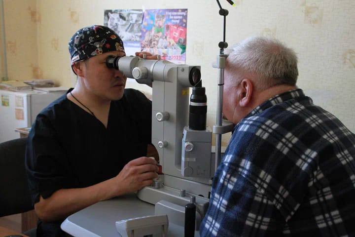 Бригада якутских офтальмологов приступила к работе в подшефном Докучаевске ДНР