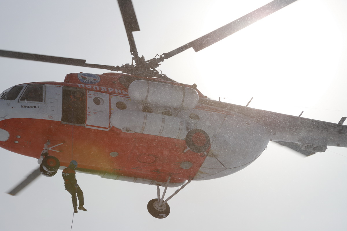 Спасатели Якутии провели тренировку по беспарашютному десантированию