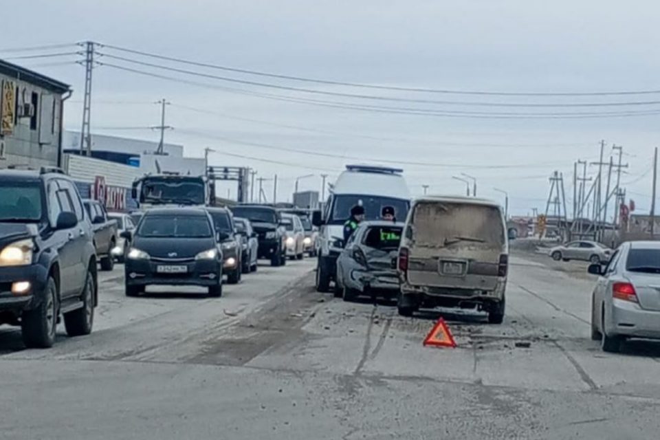 Легковушка и микроавтобус столкнулись на улице Можайского в Якутске