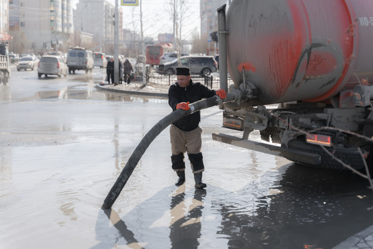 Ежедневную откачку воды с заниженных мест усилили в Якутске