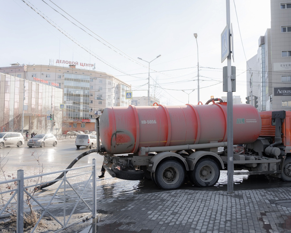 Более 1,5 тыс кубометров талых вод ежедневно откачивают в Якутске