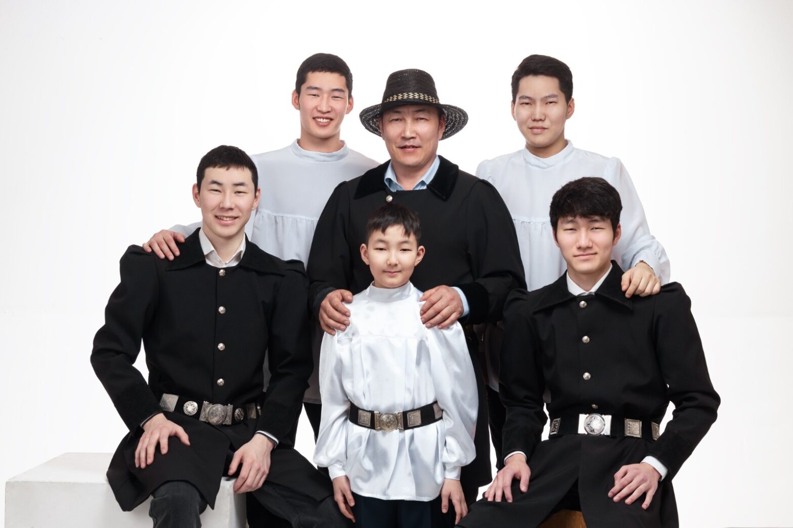 Шести отцам ежегодно будут вручать знак «Ытык аҕа» в Якутии