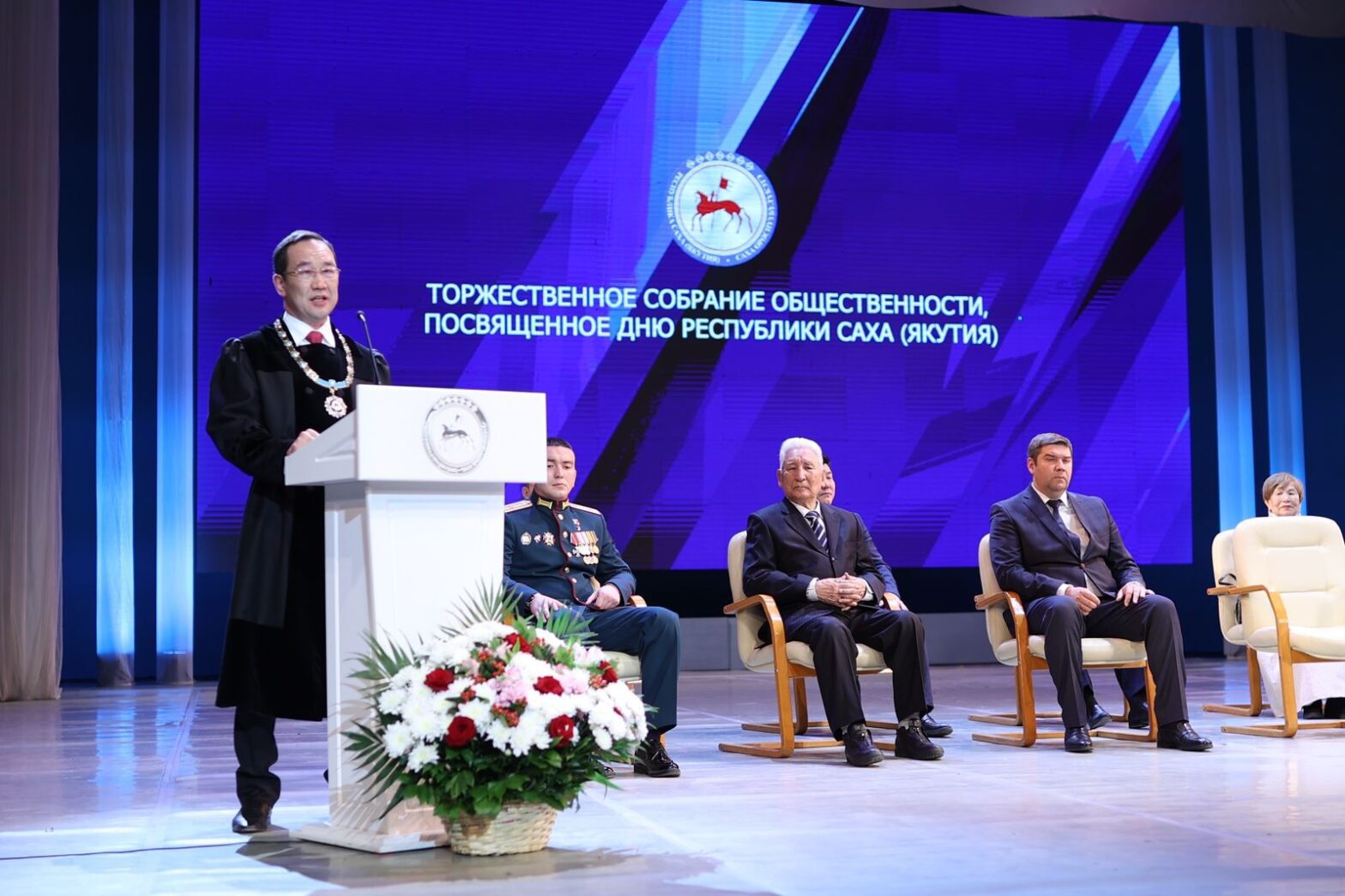 Торжественное заседание общественности ко Дню Республики провели в Якутске