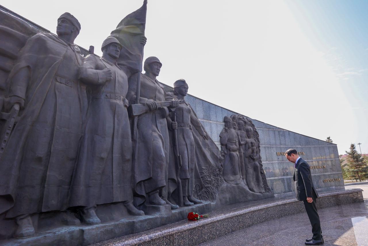 Руководители Якутии возложили цветы к Монументу защитникам Отечества в Астане