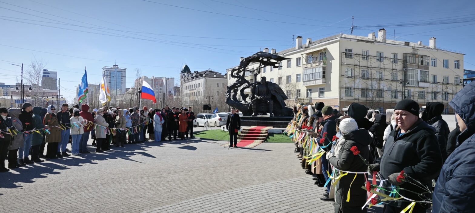 Возложение цветов ко Дню республики состоялось у памятников отцов основателей Якутии