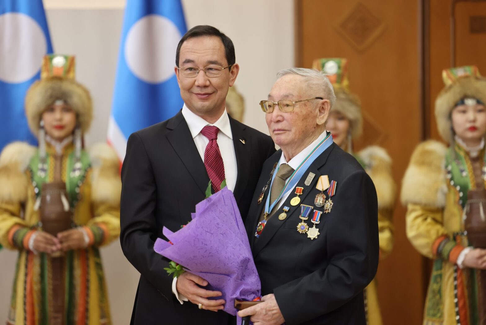Айсен Николаев вручил якутянам государственные награды России и республики