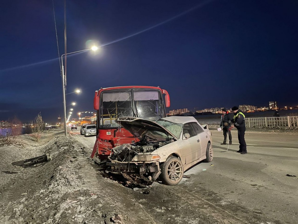 ДТП с иномаркой и автобусом в Якутске: погибла девушка-водитель, пострадавшим оказана помощь