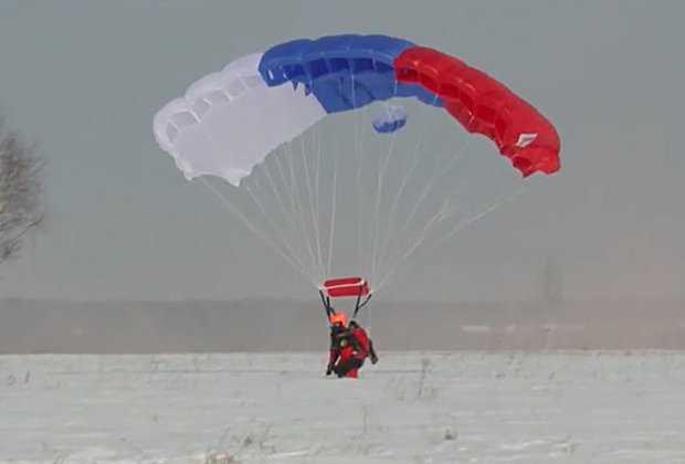 Россияне первыми в мире совершили стратосферный прыжок на Северный полюс
