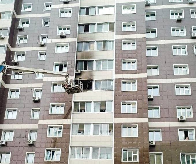 65 человек эвакуировали из-за пожара в жилом доме в Автодорожном округе Якутска