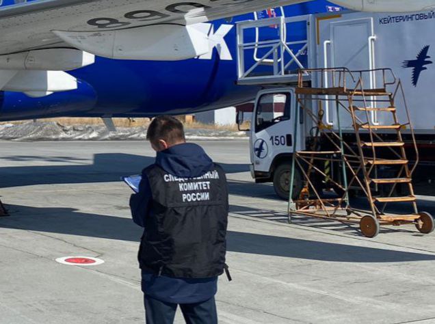 Автомобиль повредил воздушное судно Sukhoi SuperJet в аэропорту Якутска