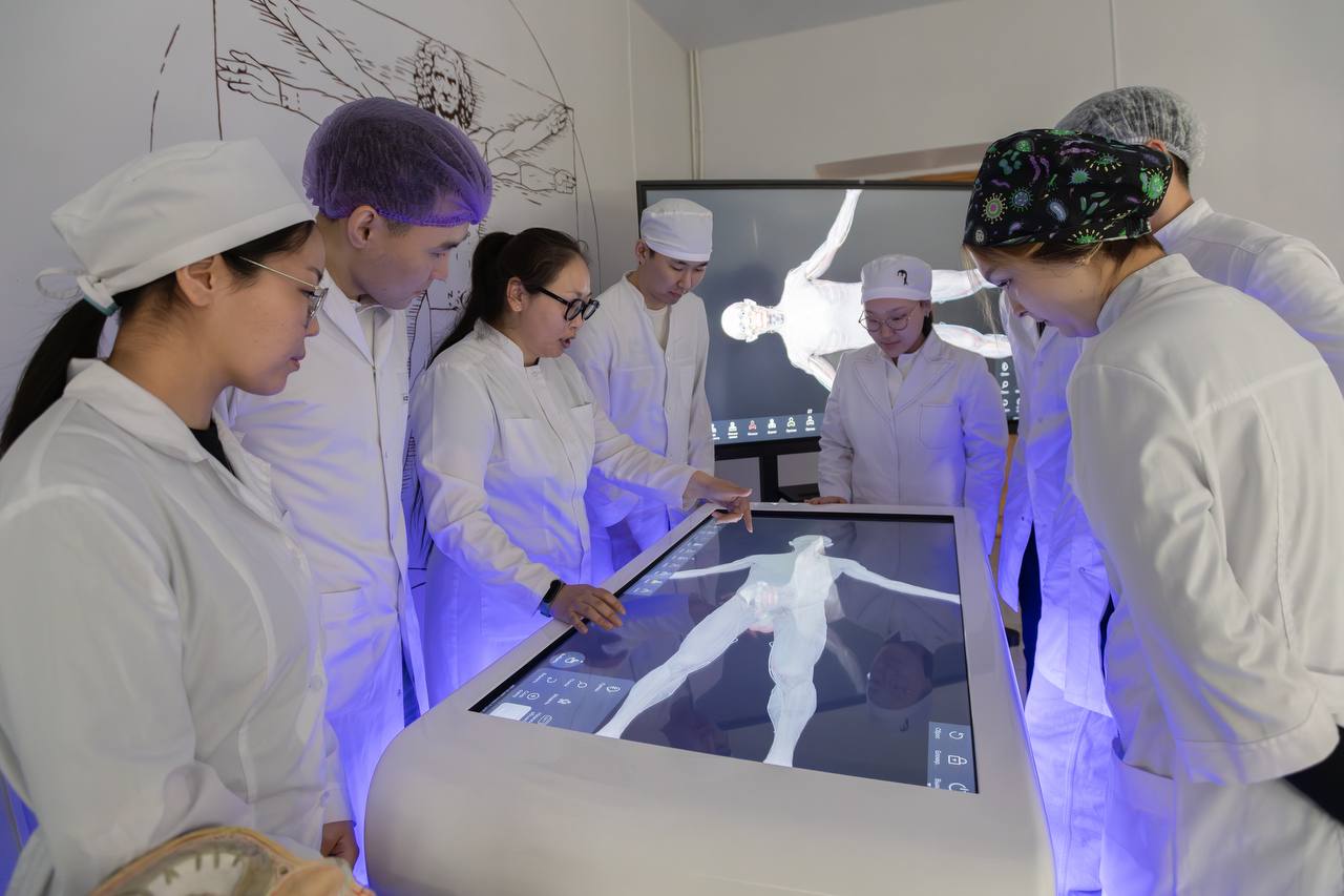 Студенты СВФУ изучают анатомию на интерактивном столе «Пирогов»