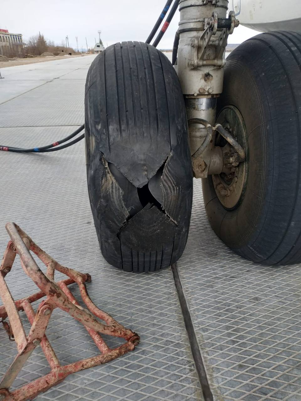 Два колеса стоек шасси лопнули у Ан-24 при посадке в аэропорту Олекминска