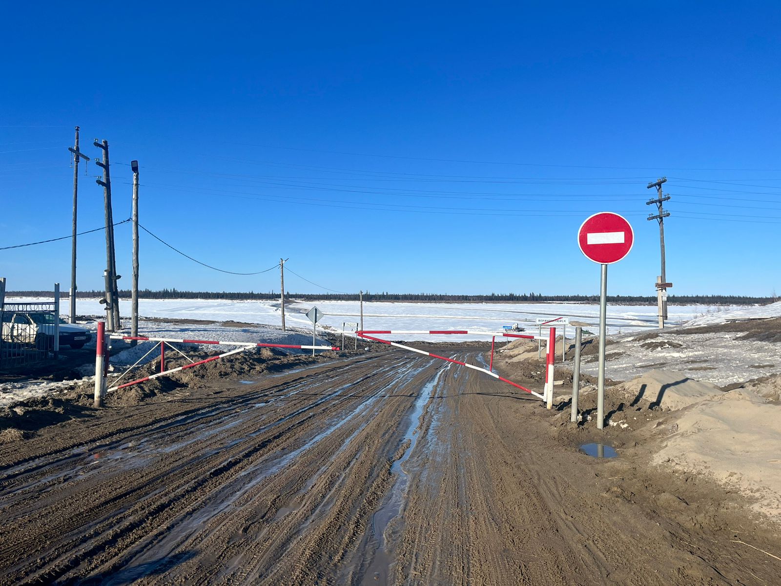 Движение по всем ледовым переправам двух федеральных автодорог закрыли в Якутии