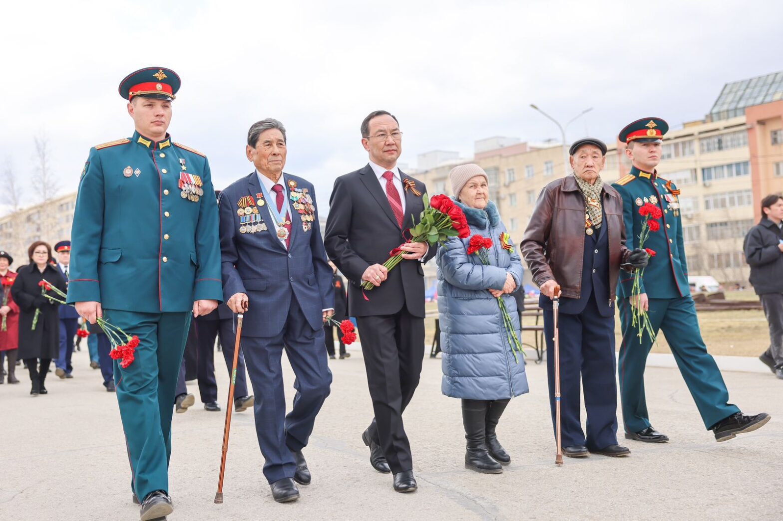 Якутяне возложили цветы к монументу павшим воинам