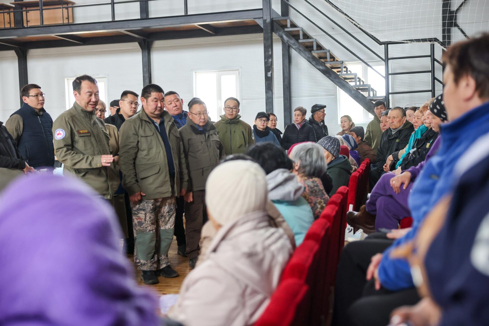 Глава Якутии встретился с жителями пострадавшего от паводка села 1-й Нерюктяйинск
