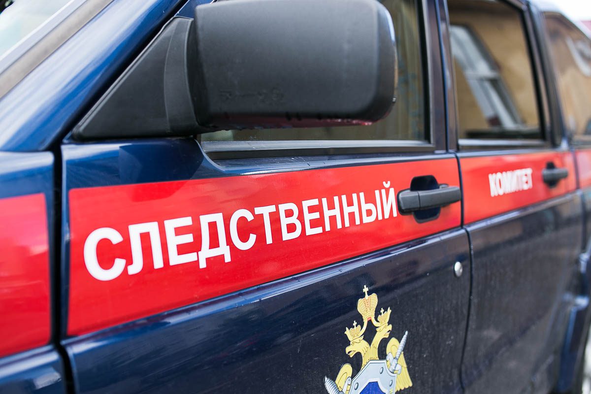 Следователи устанавливают обстоятельства падения ребенка из окна в Якутске