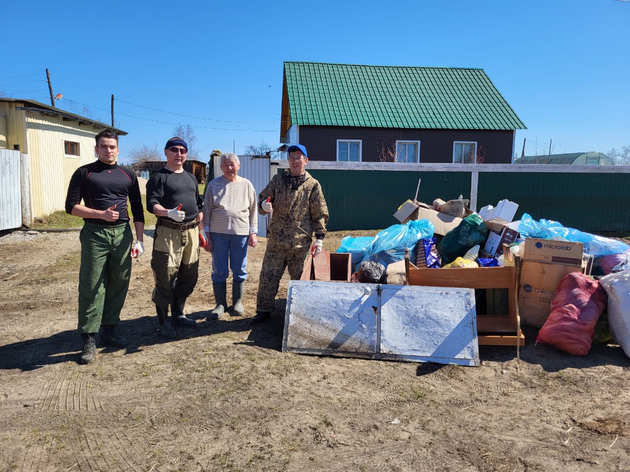 Сотрудники АГиП Якутии провели очистку территории села Хатырык, пострадавшего от паводка