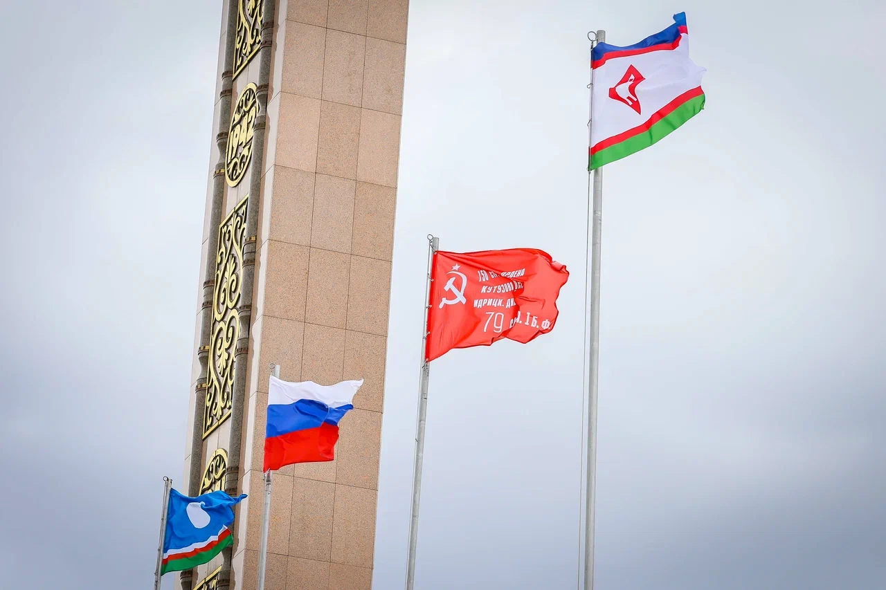 Символ Знамени Победы торжественно водрузили в Якутске