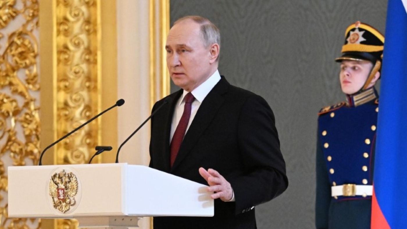 Владимир Путин: Россия уверенно смотрит вперед, ее народ един и велик