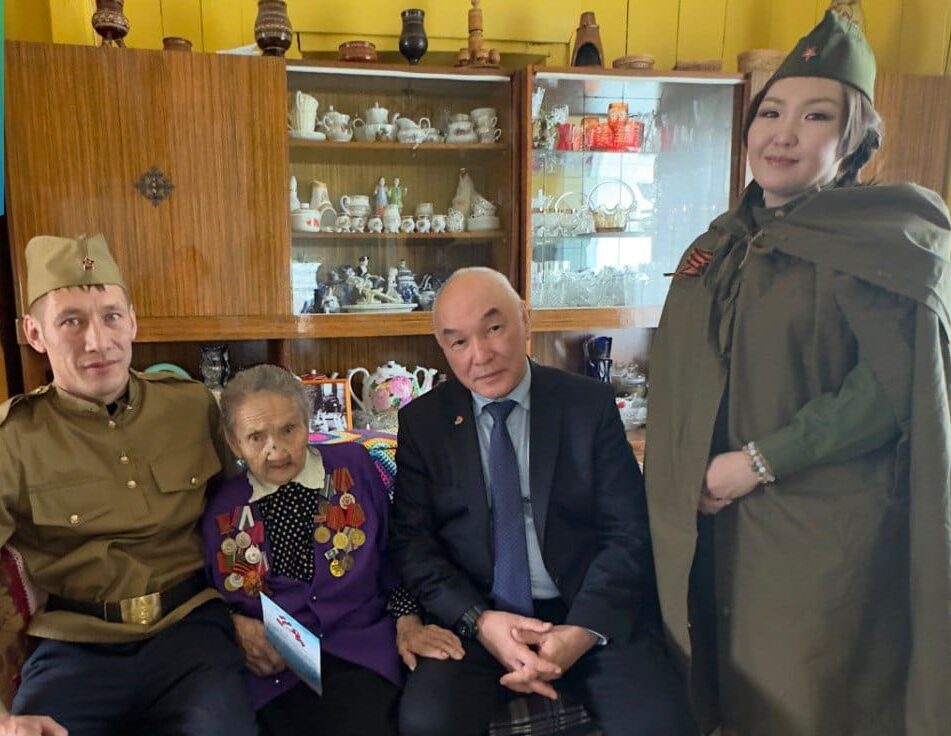 Руководители Вилюйского района традиционно поздравили ветеранов ВОВ с Днем Победы