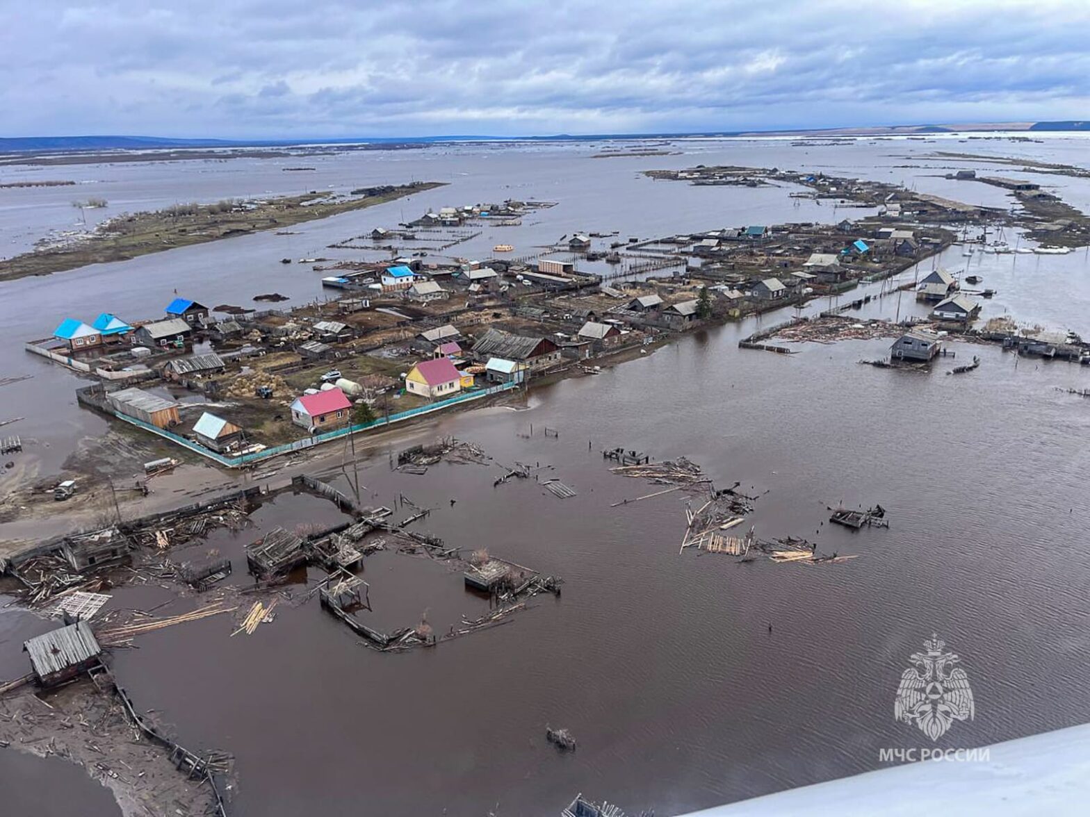 Более 25 жителей села Кыллах эвакуировали из-за паводка в Олекминском районе