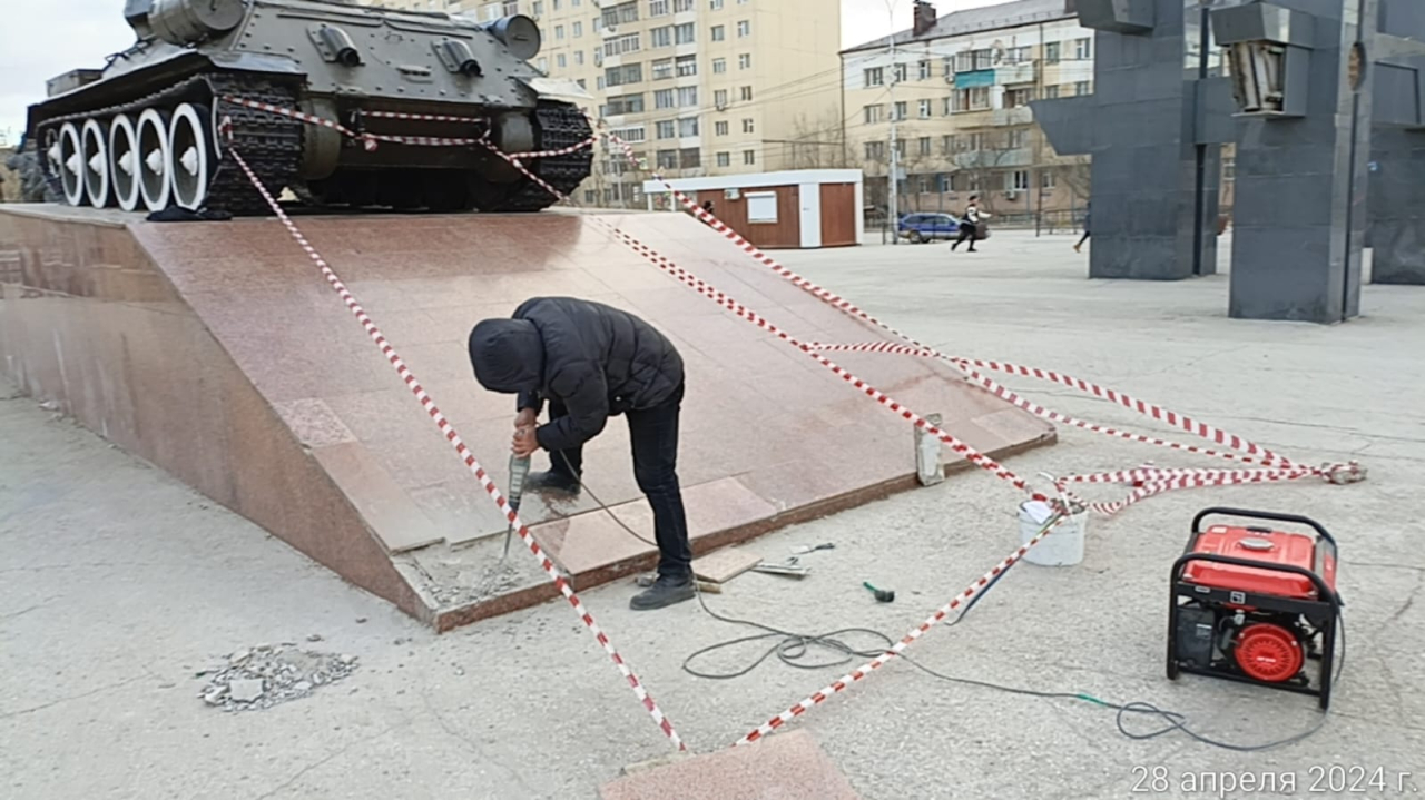 Плановый ремонт проводят на площади Победы в Якутске
