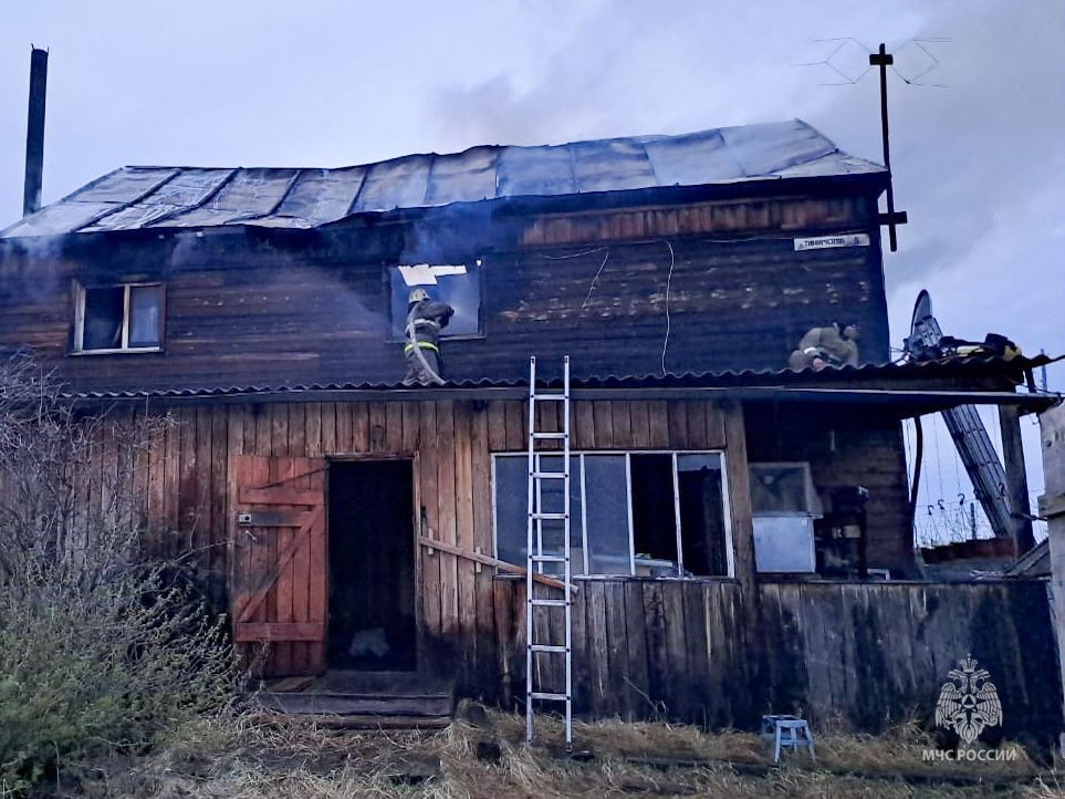 Два человека погибли при пожаре в частном доме в Нюрбе