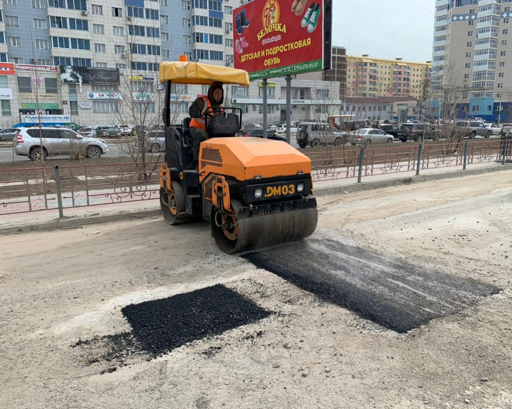 Ямочный ремонт дорог проводят в Якутске