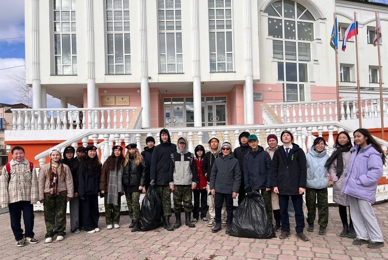 Школьники проводят субботники в Якутске