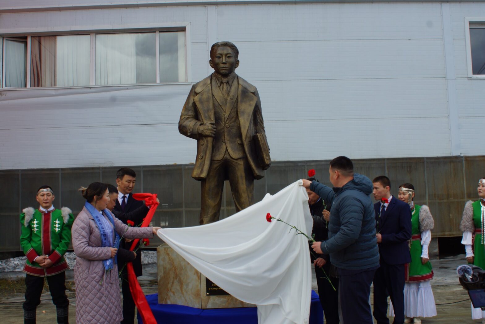 Памятник Николаю Тарскому открыли в Усть-Алданском районе