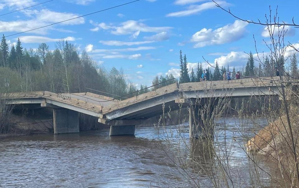 Понтонную переправу обустроят вместо обрушившегося моста в Алданском районе