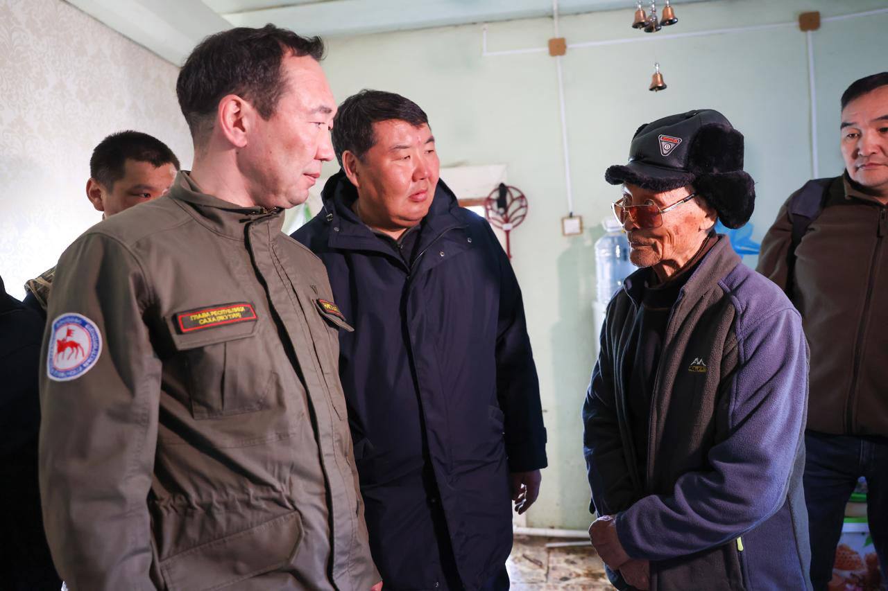 Глава Якутии встретился с жителями Намского района в ПВР села Хатырык